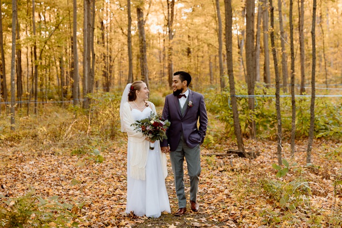 Fall forest wedding photos. Fall wedding photos. Mariage automnal à Montréal. Montreal fall wedding photos. Mariage Cabane à Sucre Constantin. Sugar shack wedding.