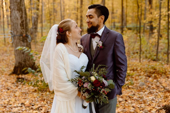 Fall forest wedding photos. Fall wedding photos. Mariage automnal à Montréal. Montreal fall wedding photos. Mariage Cabane à Sucre Constantin. Sugar shack wedding.