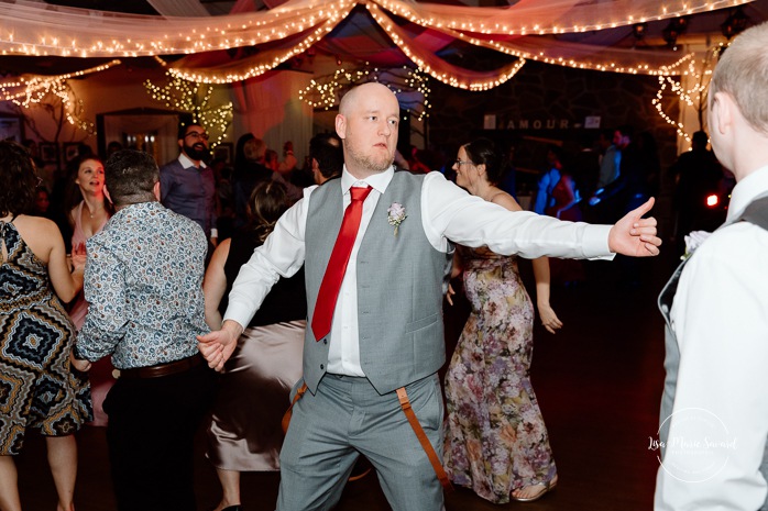 Wedding dancefloor photos. Indoor wedding reception in sugar shack. Mariage automnal à Montréal. Montreal fall wedding photos. Mariage Cabane à Sucre Constantin. Sugar shack wedding.