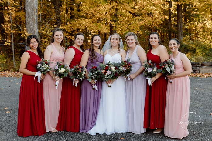 Large wedding party photos. Large bridal party photos. Fall wedding family photos. Fall wedding photos. Mariage automnal à Montréal. Montreal fall wedding photos. Mariage Cabane à Sucre Constantin. Sugar shack wedding.