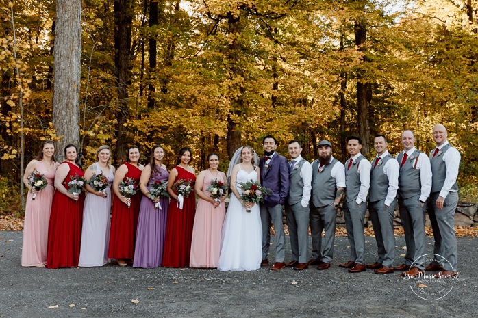 Large wedding party photos. Large bridal party photos. Fall wedding family photos. Fall wedding photos. Mariage automnal à Montréal. Montreal fall wedding photos. Mariage Cabane à Sucre Constantin. Sugar shack wedding.