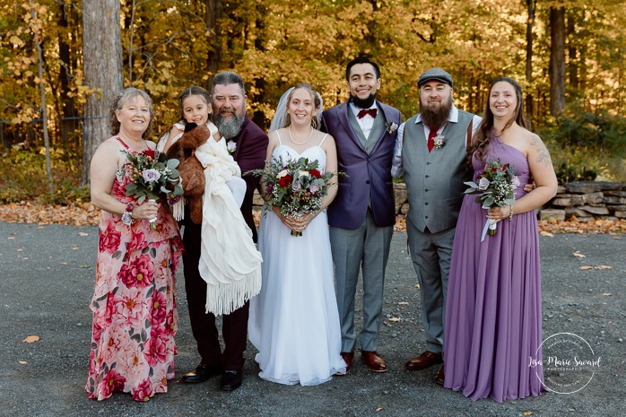 Fall wedding family photos. Fall wedding photos. Mariage automnal à Montréal. Montreal fall wedding photos. Mariage Cabane à Sucre Constantin. Sugar shack wedding.