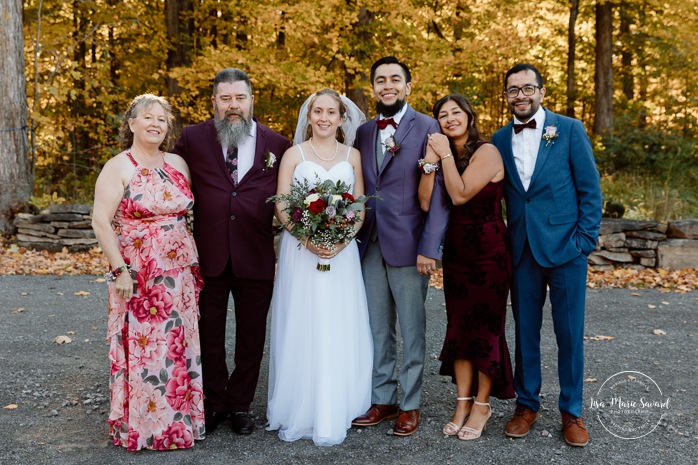 Fall wedding family photos. Fall wedding photos. Mariage automnal à Montréal. Montreal fall wedding photos. Mariage Cabane à Sucre Constantin. Sugar shack wedding.