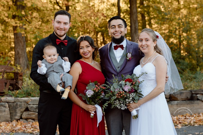 Fall wedding family photos. Fall wedding photos. Mariage automnal à Montréal. Montreal fall wedding photos. Mariage Cabane à Sucre Constantin. Sugar shack wedding.