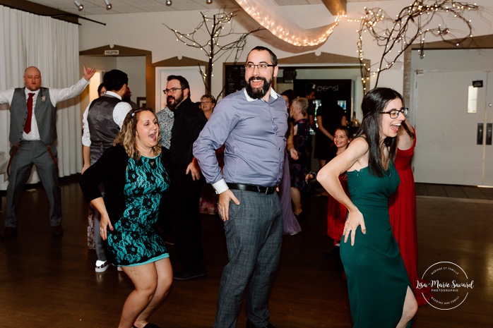 Wedding dancefloor photos. Indoor wedding reception in sugar shack. Mariage automnal à Montréal. Montreal fall wedding photos. Mariage Cabane à Sucre Constantin. Sugar shack wedding.