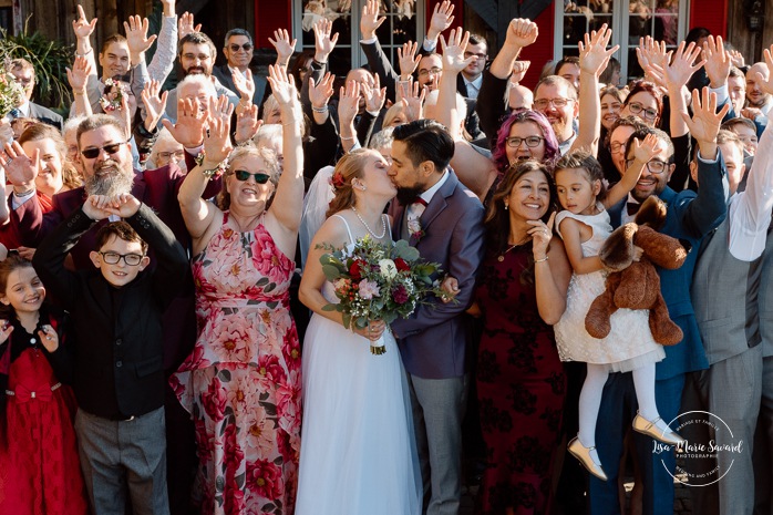 Wedding group photo with every guest. Sugar shack wedding. Mariage dans une cabane à sucre. Mariage automnal à Montréal. Montreal fall wedding photos.