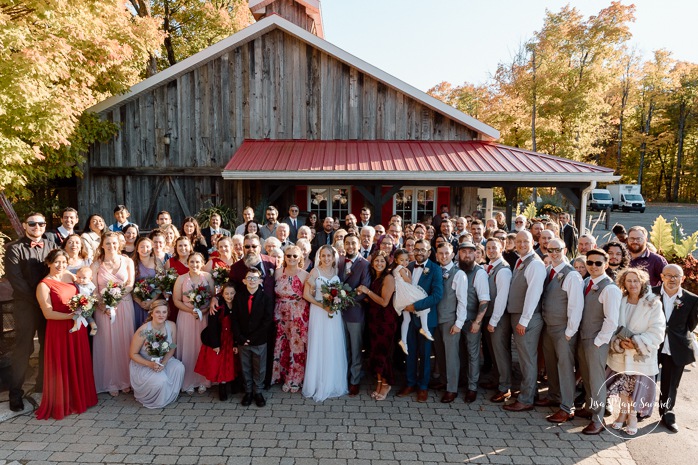 Wedding group photo with every guest. Sugar shack wedding. Mariage dans une cabane à sucre. Mariage automnal à Montréal. Montreal fall wedding photos.