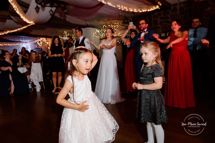 Wedding dancefloor photos. Indoor wedding reception in sugar shack. Mariage automnal à Montréal. Montreal fall wedding photos. Mariage Cabane à Sucre Constantin. Sugar shack wedding.