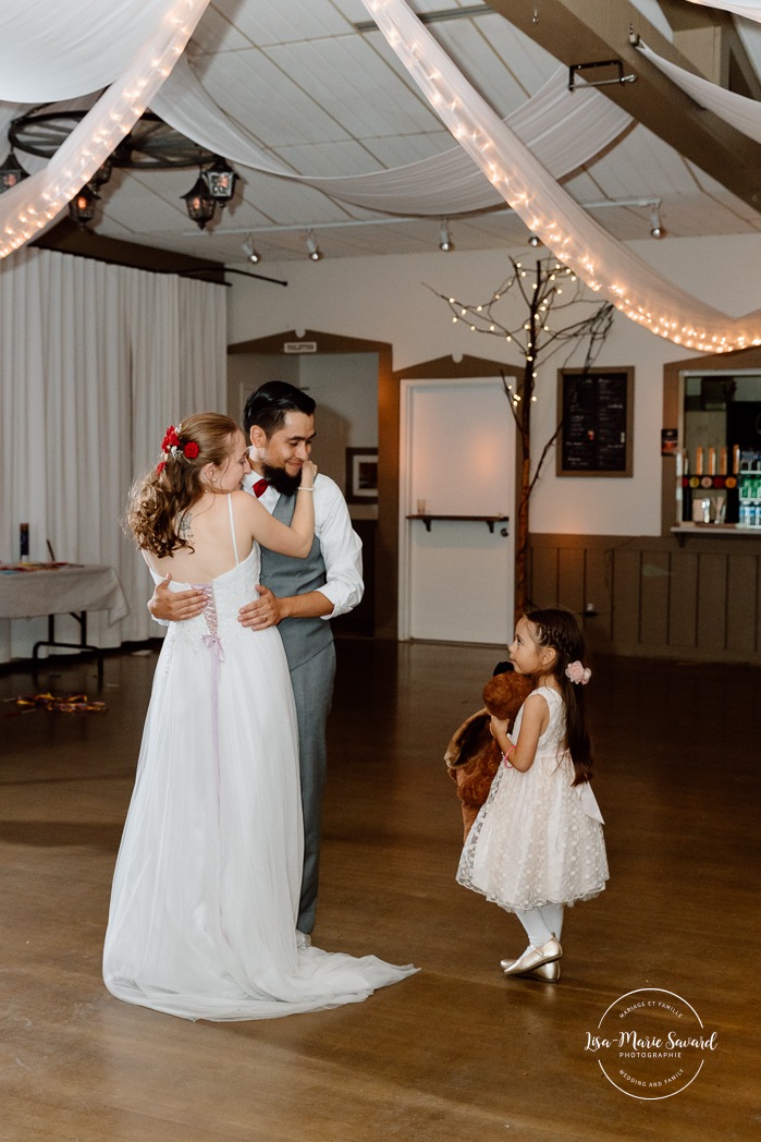 Bride and groom first dance. Indoor wedding reception in sugar shack. Mariage automnal à Montréal. Montreal fall wedding photos. Mariage Cabane à Sucre Constantin. Sugar shack wedding.