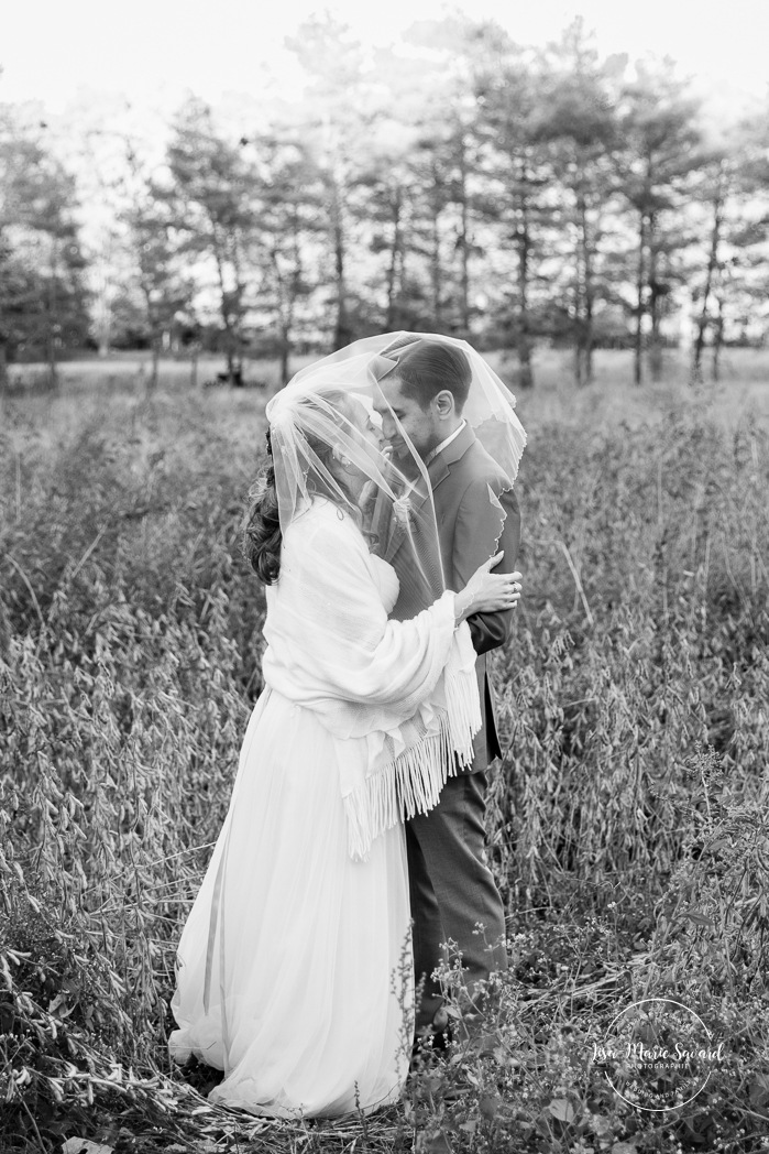 Fall forest wedding photos. Fall wedding photos. Mariage automnal à Montréal. Montreal fall wedding photos. Mariage Cabane à Sucre Constantin. Sugar shack wedding.