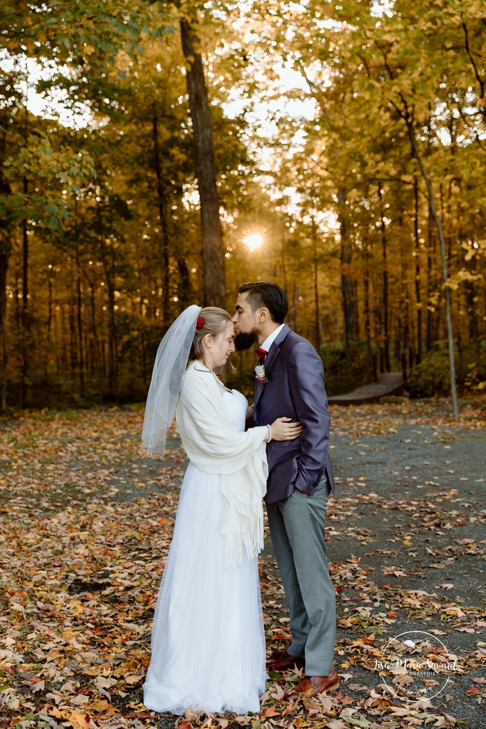 Fall forest wedding photos. Fall wedding photos. Mariage automnal à Montréal. Montreal fall wedding photos. Mariage Cabane à Sucre Constantin. Sugar shack wedding.