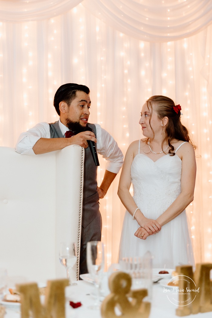 Wedding reception speeches ideas. Indoor wedding reception in sugar shack. Mariage automnal à Montréal. Montreal fall wedding photos. Mariage Cabane à Sucre Constantin. Sugar shack wedding.