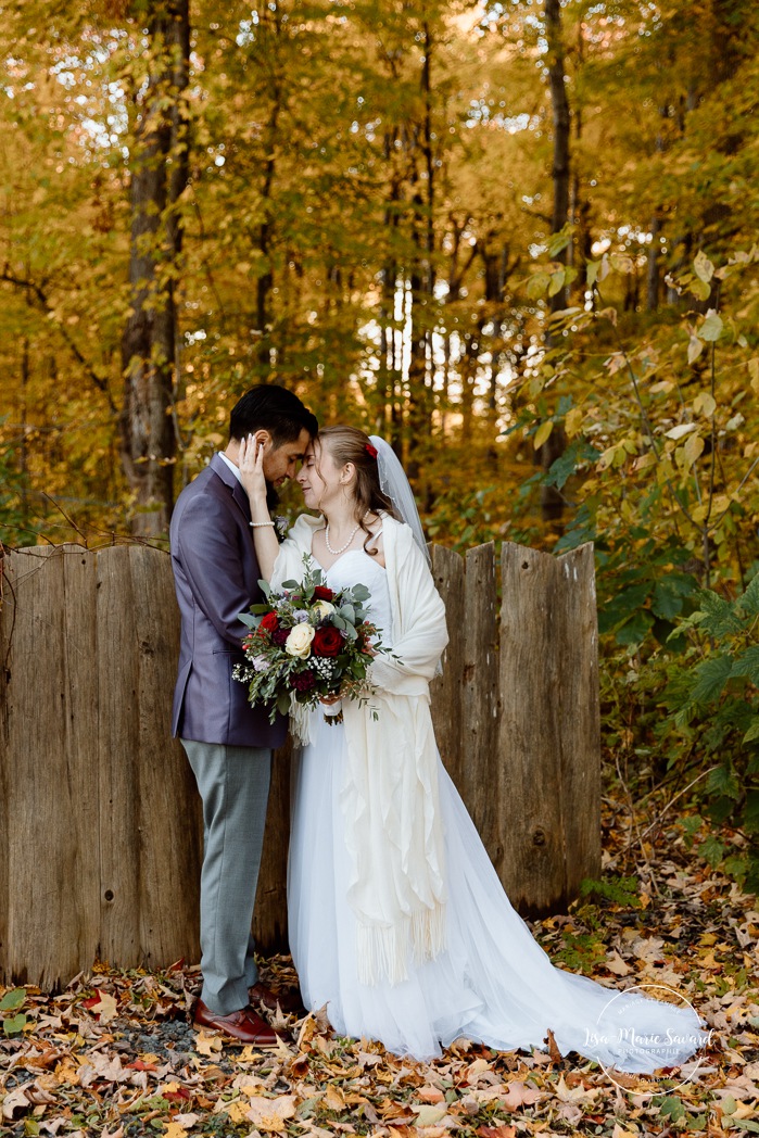 Fall forest wedding photos. Fall wedding photos. Mariage automnal à Montréal. Montreal fall wedding photos. Mariage Cabane à Sucre Constantin. Sugar shack wedding.