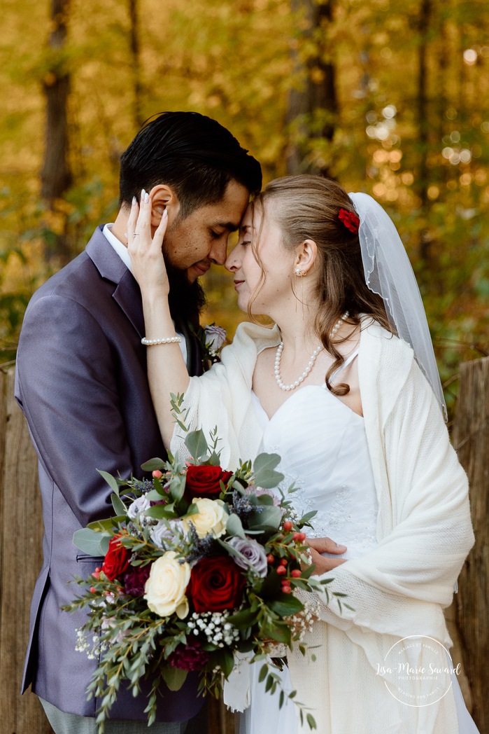 Fall forest wedding photos. Fall wedding photos. Mariage automnal à Montréal. Montreal fall wedding photos. Mariage Cabane à Sucre Constantin. Sugar shack wedding.