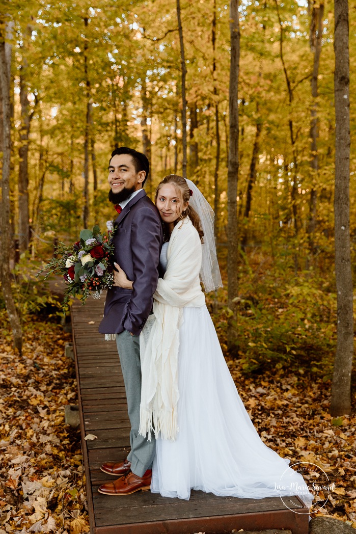 Fall forest wedding photos. Fall wedding photos. Mariage automnal à Montréal. Montreal fall wedding photos. Mariage Cabane à Sucre Constantin. Sugar shack wedding.