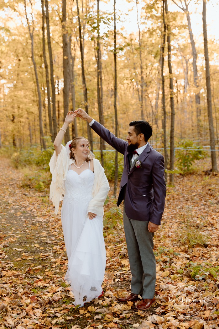 Fall forest wedding photos. Fall wedding photos. Mariage automnal à Montréal. Montreal fall wedding photos. Mariage Cabane à Sucre Constantin. Sugar shack wedding.