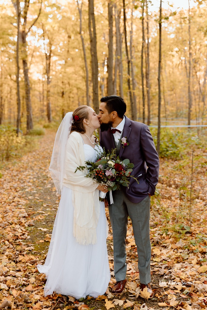 Fall forest wedding photos. Fall wedding photos. Mariage automnal à Montréal. Montreal fall wedding photos. Mariage Cabane à Sucre Constantin. Sugar shack wedding.