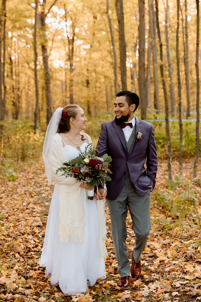 Fall forest wedding photos. Fall wedding photos. Mariage automnal à Montréal. Montreal fall wedding photos. Mariage Cabane à Sucre Constantin. Sugar shack wedding.