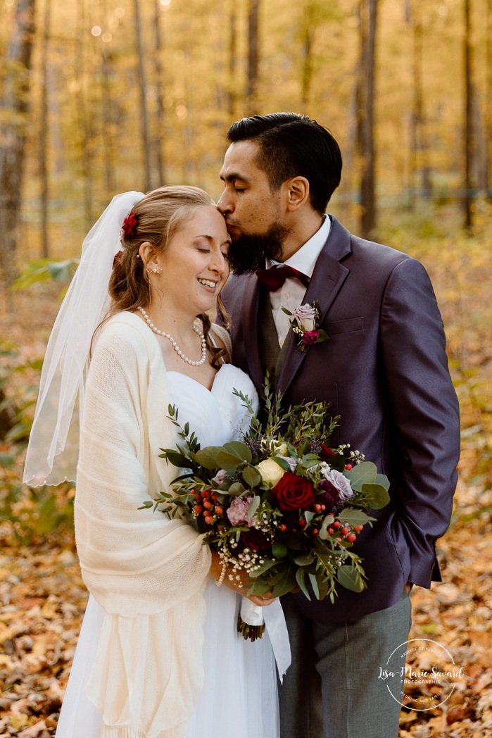 Fall forest wedding photos. Fall wedding photos. Mariage automnal à Montréal. Montreal fall wedding photos. Mariage Cabane à Sucre Constantin. Sugar shack wedding.