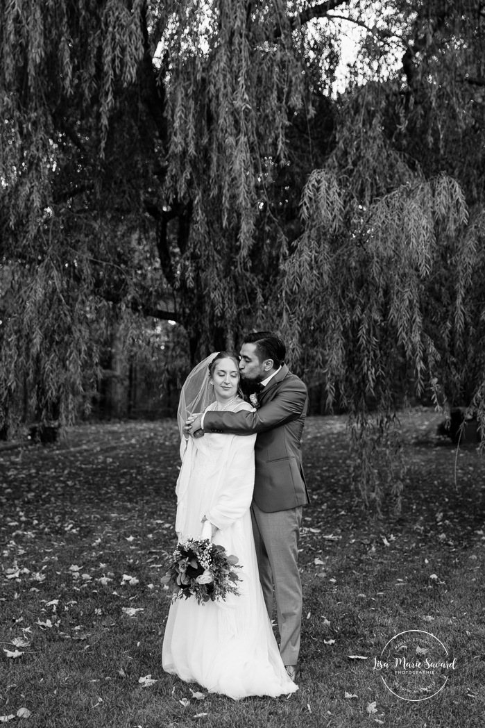 Fall wedding family photos. Fall wedding photos. Mariage automnal à Montréal. Montreal fall wedding photos. Mariage Cabane à Sucre Constantin. Sugar shack wedding.