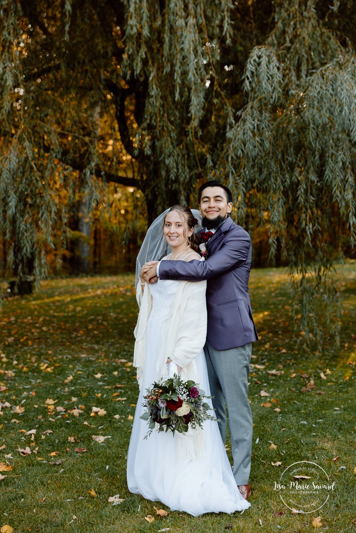 Fall wedding family photos. Fall wedding photos. Mariage automnal à Montréal. Montreal fall wedding photos. Mariage Cabane à Sucre Constantin. Sugar shack wedding.