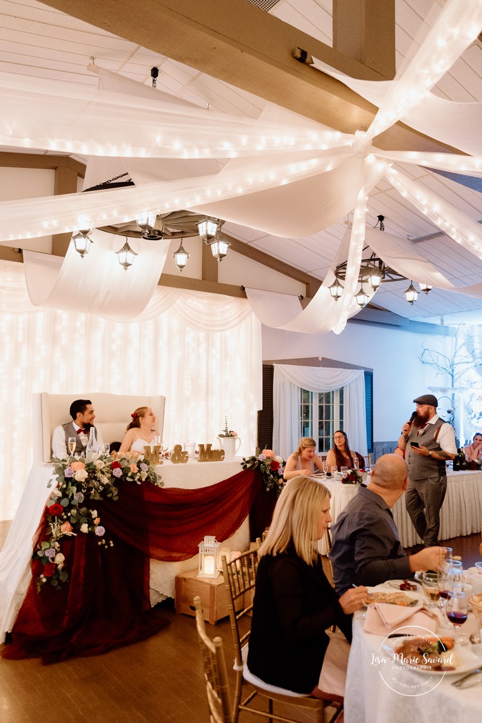 Wedding reception speeches ideas. Indoor wedding reception in sugar shack. Mariage automnal à Montréal. Montreal fall wedding photos. Mariage Cabane à Sucre Constantin. Sugar shack wedding.