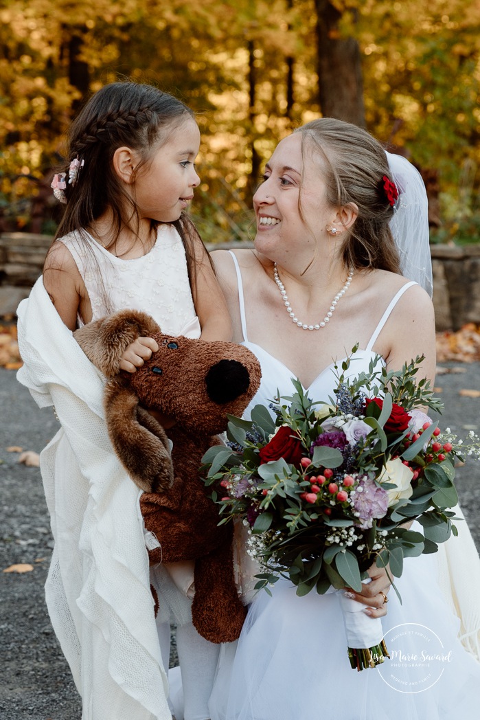 Fall wedding family photos. Fall wedding photos. Mariage automnal à Montréal. Montreal fall wedding photos. Mariage Cabane à Sucre Constantin. Sugar shack wedding.