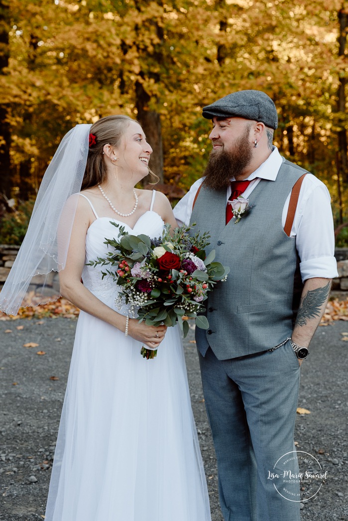 Fall wedding family photos. Fall wedding photos. Mariage automnal à Montréal. Montreal fall wedding photos. Mariage Cabane à Sucre Constantin. Sugar shack wedding.