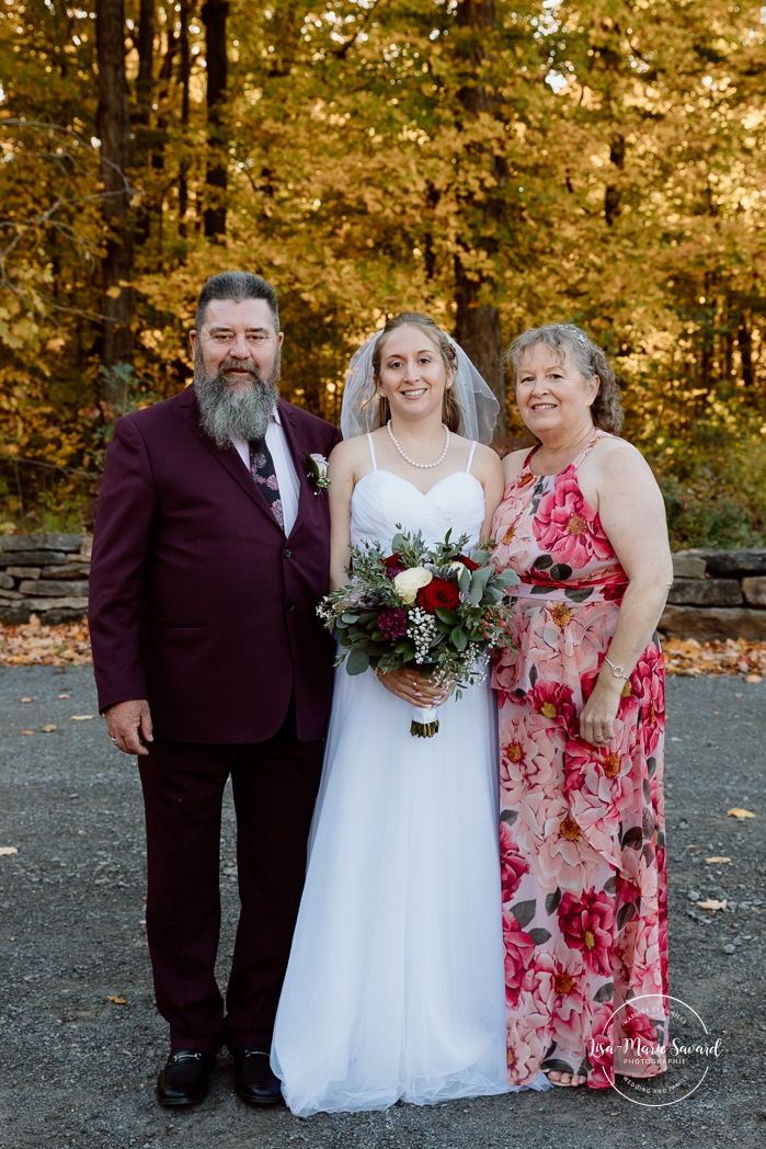 Fall wedding family photos. Fall wedding photos. Mariage automnal à Montréal. Montreal fall wedding photos. Mariage Cabane à Sucre Constantin. Sugar shack wedding.