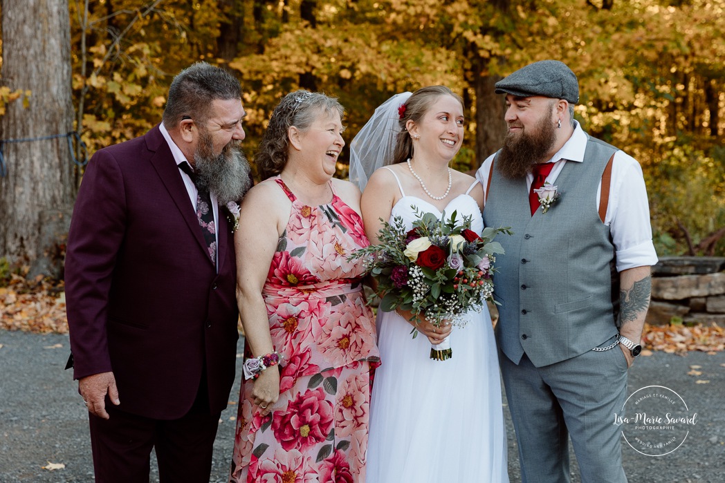 Fall wedding family photos. Fall wedding photos. Mariage automnal à Montréal. Montreal fall wedding photos. Mariage Cabane à Sucre Constantin. Sugar shack wedding.