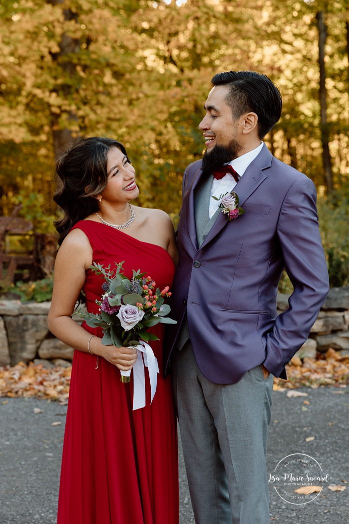 Fall wedding family photos. Fall wedding photos. Mariage automnal à Montréal. Montreal fall wedding photos. Mariage Cabane à Sucre Constantin. Sugar shack wedding.