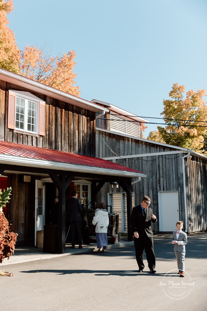 Sugar shack wedding. Mariage dans une cabane à sucre. Mariage automnal à Montréal. Montreal fall wedding photos.