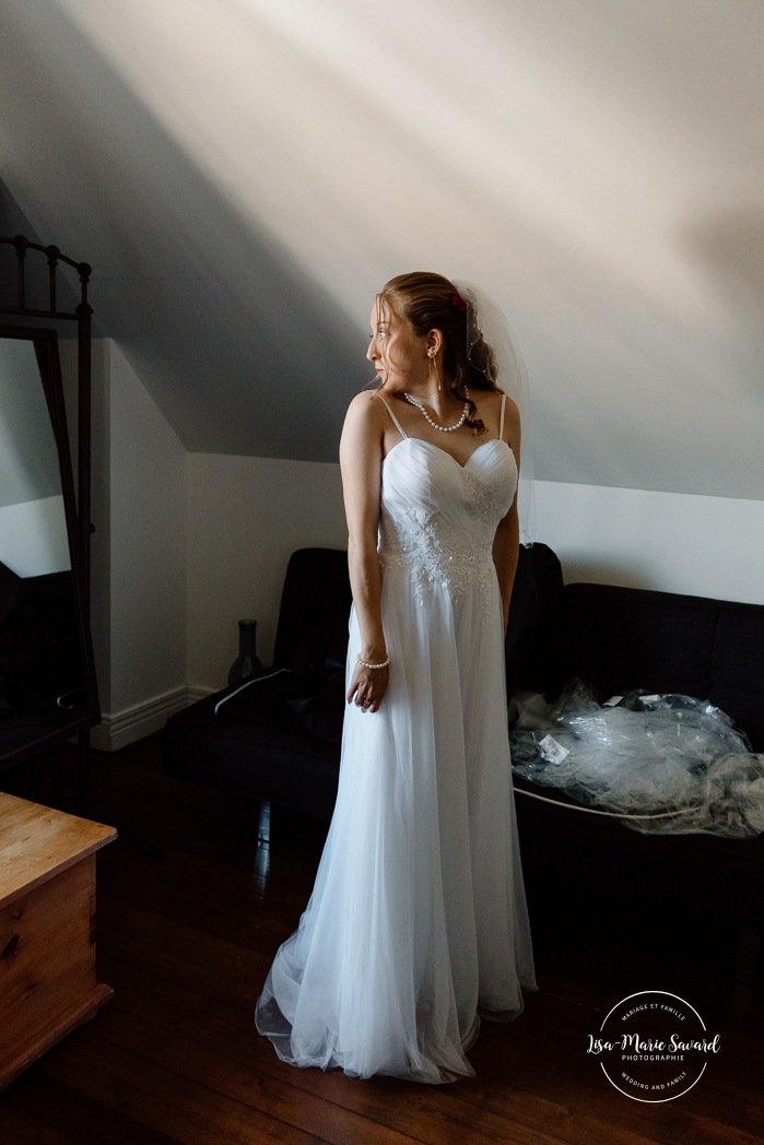 Bride getting ready with bridesmaids. Mariage automnal à Montréal. Montreal fall wedding photos. Mariage Hôtel Le Rivage Maison de l'Enclos.