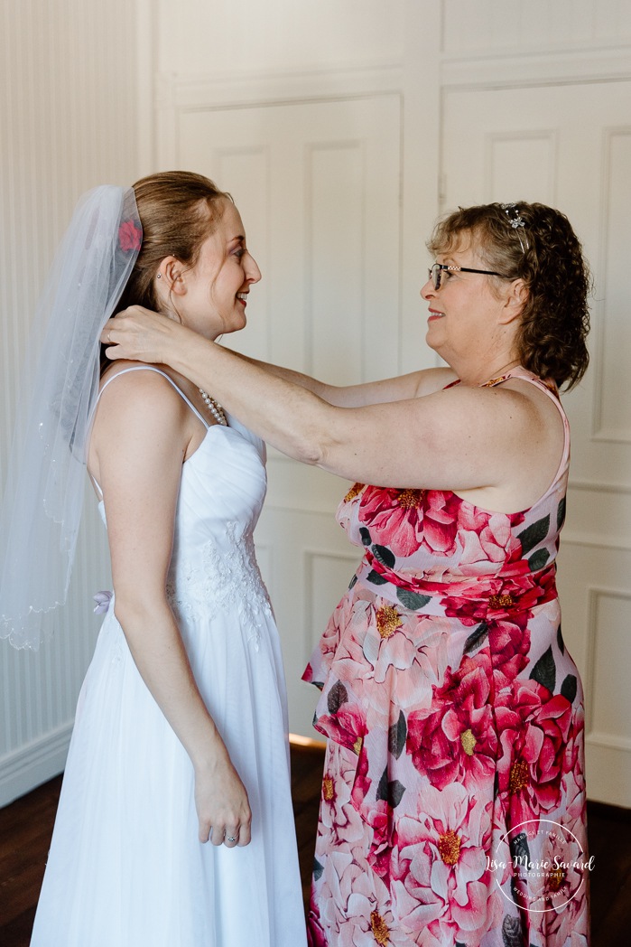 Bride getting ready with bridesmaids. Mariage automnal à Montréal. Montreal fall wedding photos. Mariage Hôtel Le Rivage Maison de l'Enclos.