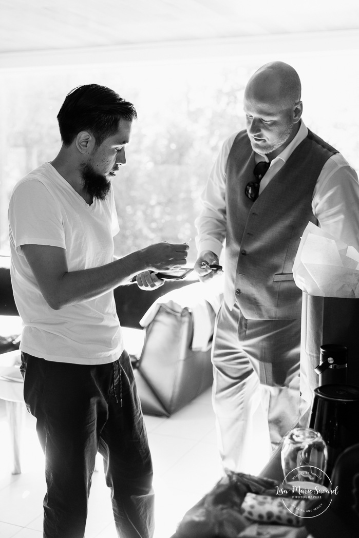 Groom getting ready with groomsmen. Mariage automnal à Montréal. Montreal fall wedding photos. Mariage Hôtel Le Rivage Maison de l'Enclos.