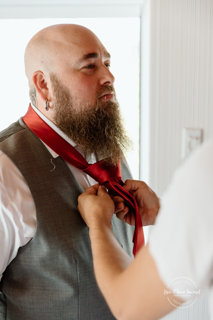 Groom getting ready with groomsmen. Mariage automnal à Montréal. Montreal fall wedding photos. Mariage Hôtel Le Rivage Maison de l'Enclos.