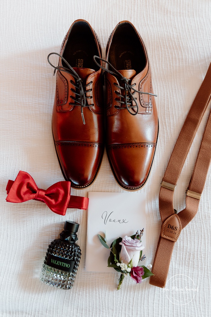 Groom flat lay accessories. Groom getting ready with groomsmen. Mariage automnal à Montréal. Montreal fall wedding photos. Mariage Hôtel Le Rivage Maison de l'Enclos.