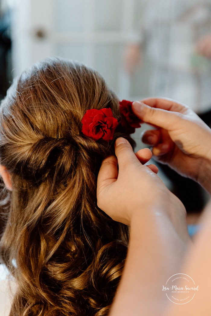 Bride getting ready with bridesmaids. Mariage automnal à Montréal. Montreal fall wedding photos. Mariage Hôtel Le Rivage Maison de l'Enclos.