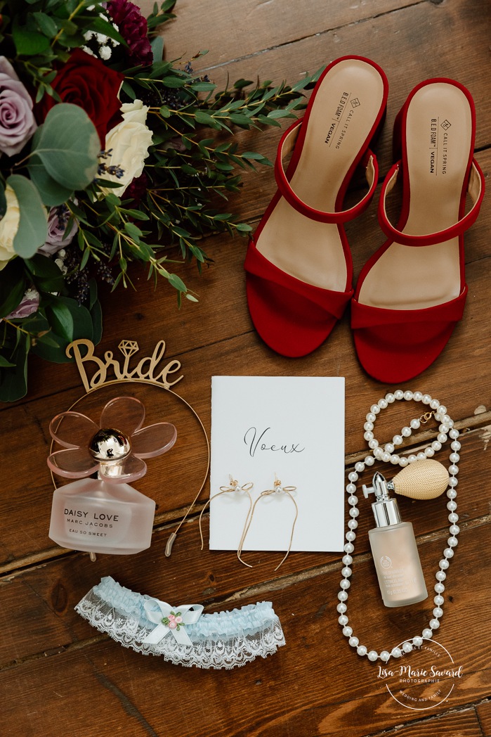 Bridal flat lay accessories. Bride getting ready with bridesmaids. Mariage automnal à Montréal. Montreal fall wedding photos. Mariage Hôtel Le Rivage Maison de l'Enclos.