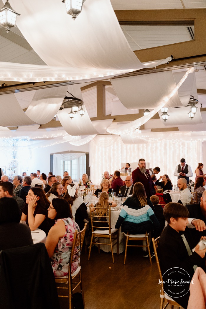 Indoor wedding reception in sugar shack. Mariage automnal à Montréal. Montreal fall wedding photos. Mariage Cabane à Sucre Constantin. Sugar shack wedding.