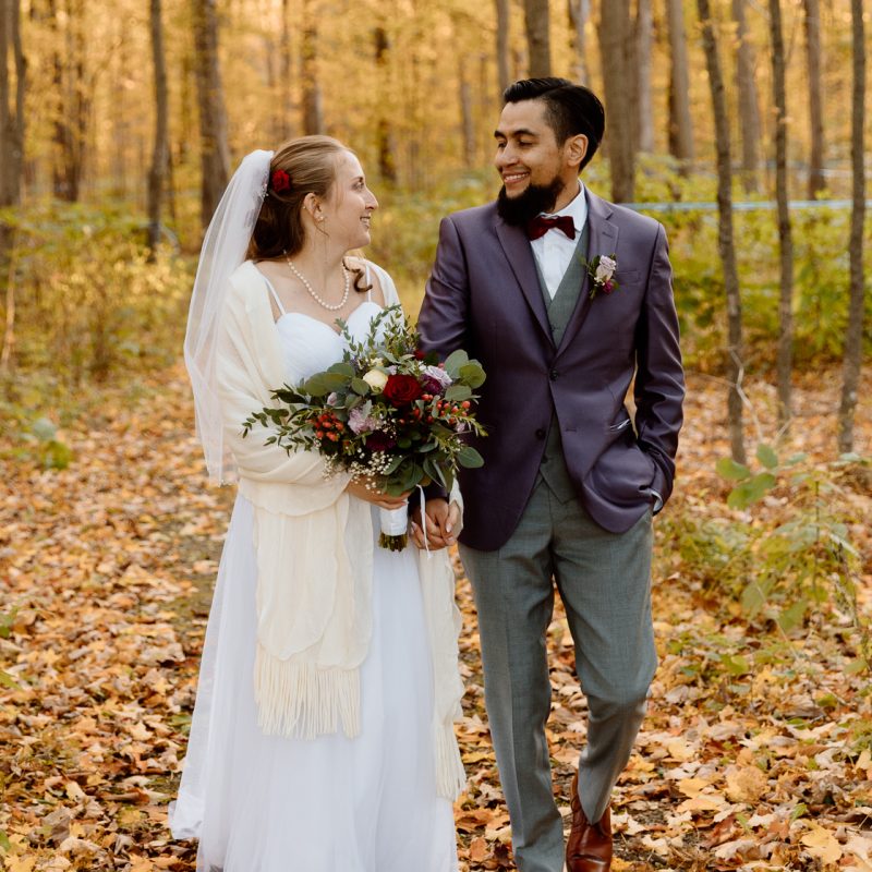 Fall forest wedding photos. Fall wedding photos. Mariage automnal à Montréal. Montreal fall wedding photos. Mariage Cabane à Sucre Constantin. Sugar shack wedding.