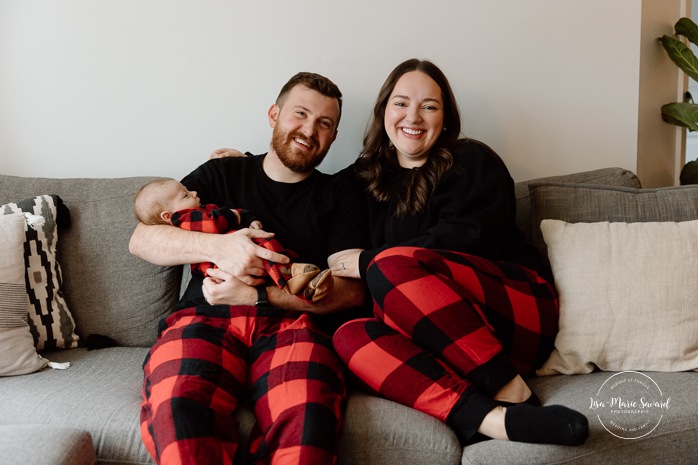 Christmas family photos. Family photos with Christmas tree. In-home newborn photos. Lifestyle newborn photos. Photographe à Brossard. Séance nouveau-né à domicile sur la Rive-Sud. Brossard photographer. South Shore lifestyle newborn session.