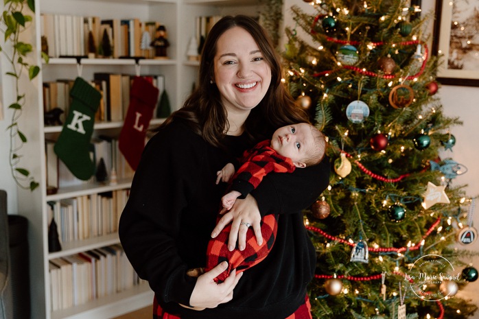 Christmas family photos. Family photos with Christmas tree. In-home newborn photos. Lifestyle newborn photos. Photographe à Brossard. Séance nouveau-né à domicile sur la Rive-Sud. Brossard photographer. South Shore lifestyle newborn session.