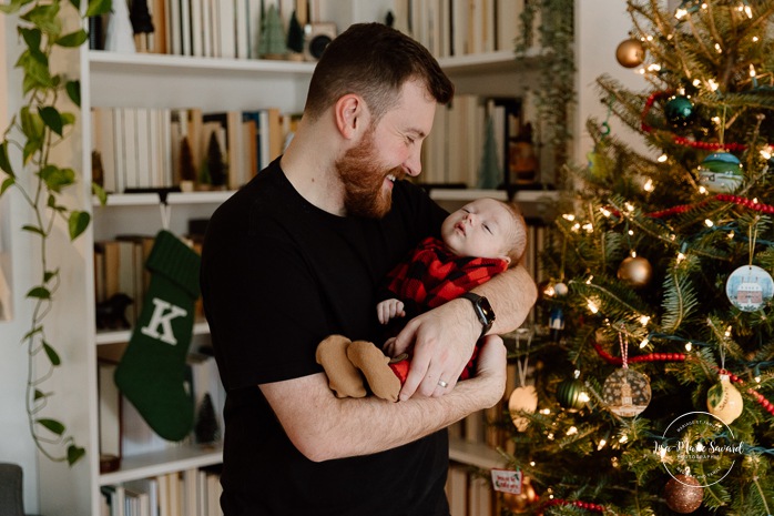 Christmas family photos. Family photos with Christmas tree. In-home newborn photos. Lifestyle newborn photos. Photographe à Brossard. Séance nouveau-né à domicile sur la Rive-Sud. Brossard photographer. South Shore lifestyle newborn session.