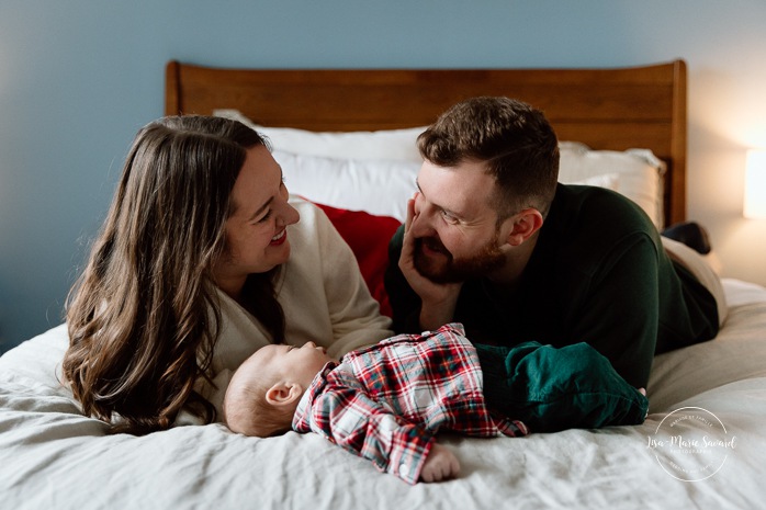 Lifestyle newborn photos. Photographe à Brossard. Séance nouveau-né à domicile sur la Rive-Sud. Brossard photographer. South Shore lifestyle newborn session.