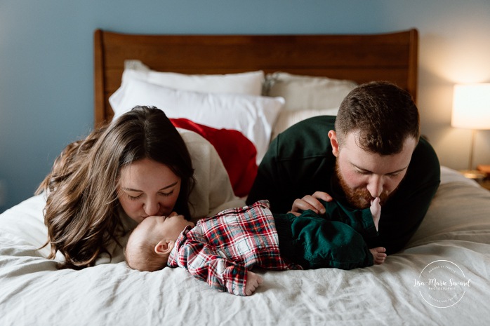 Lifestyle newborn photos. Photographe à Brossard. Séance nouveau-né à domicile sur la Rive-Sud. Brossard photographer. South Shore lifestyle newborn session.