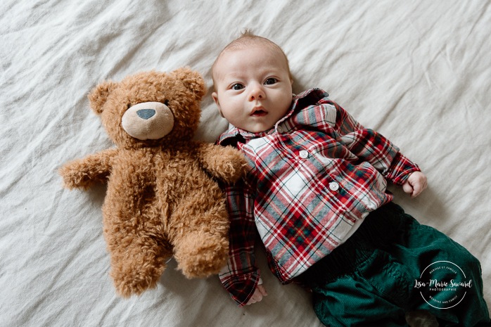 Lifestyle newborn photos. Photographe à Brossard. Séance nouveau-né à domicile sur la Rive-Sud. Brossard photographer. South Shore lifestyle newborn session.