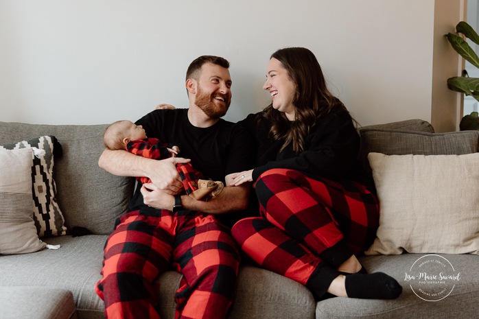 Christmas family photos. Family photos with Christmas tree. In-home newborn photos. Lifestyle newborn photos. Photographe à Brossard. Séance nouveau-né à domicile sur la Rive-Sud. Brossard photographer. South Shore lifestyle newborn session.