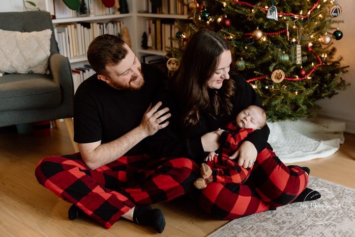 Christmas family photos. Family photos with Christmas tree. In-home newborn photos. Lifestyle newborn photos. Photographe à Brossard. Séance nouveau-né à domicile sur la Rive-Sud. Brossard photographer. South Shore lifestyle newborn session.