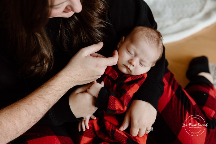 Christmas family photos. Family photos with Christmas tree. In-home newborn photos. Lifestyle newborn photos. Photographe à Brossard. Séance nouveau-né à domicile sur la Rive-Sud. Brossard photographer. South Shore lifestyle newborn session.